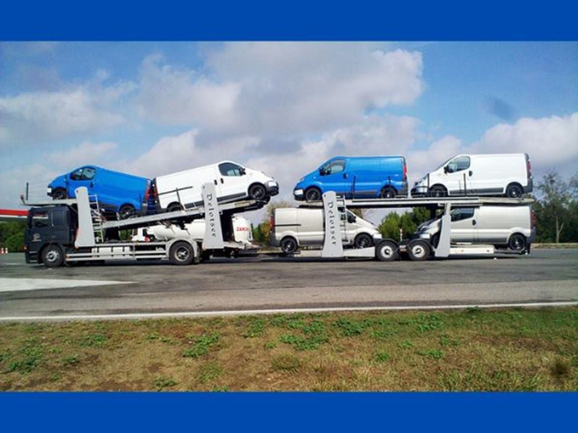 transporte de furgones blancos y azules